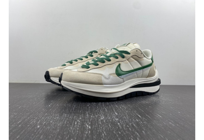 NIKE Sacai x VaporWaffle “Tour Yellow ” DD1875-102