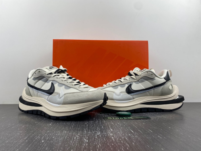 NIKE Sacai x VaporWaffle “Tour Yellow ” DD1875-101