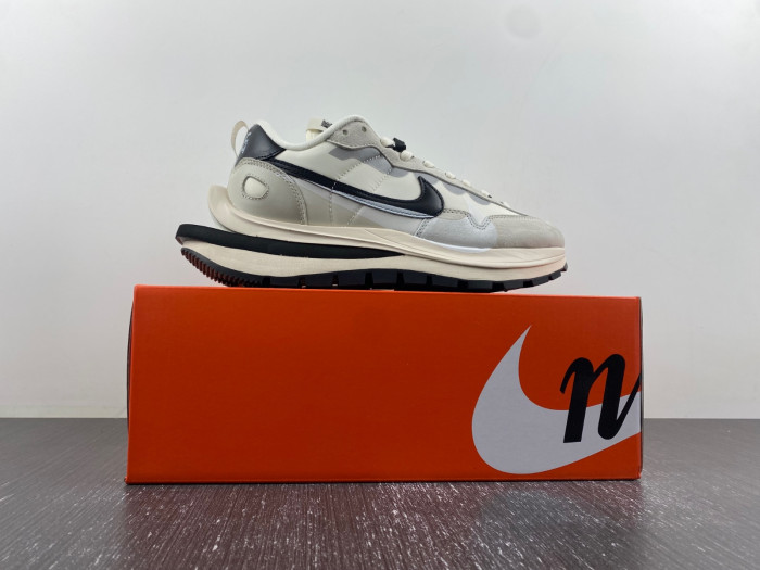 NIKE Sacai x VaporWaffle “Tour Yellow ” DD1875-101