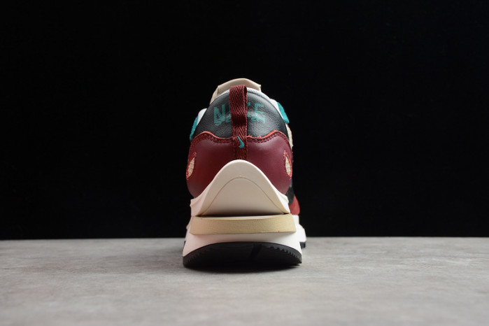 Nike Vaporwaffle sacai Villain Red Neptune Green DD3035-200