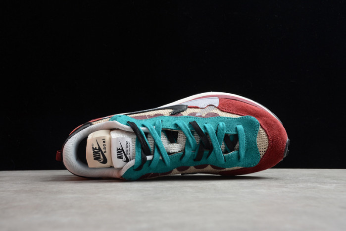 Nike Vaporwaffle sacai Villain Red Neptune Green DD3035-200