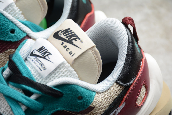 Nike Vaporwaffle sacai Villain Red Neptune Green DD3035-200