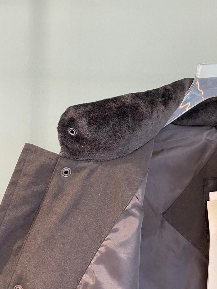 Can*a Go*e down waistcoat