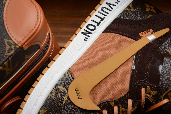 OFF–WHITE X NIKE AIR JORDAN 1S（WITH CASE）