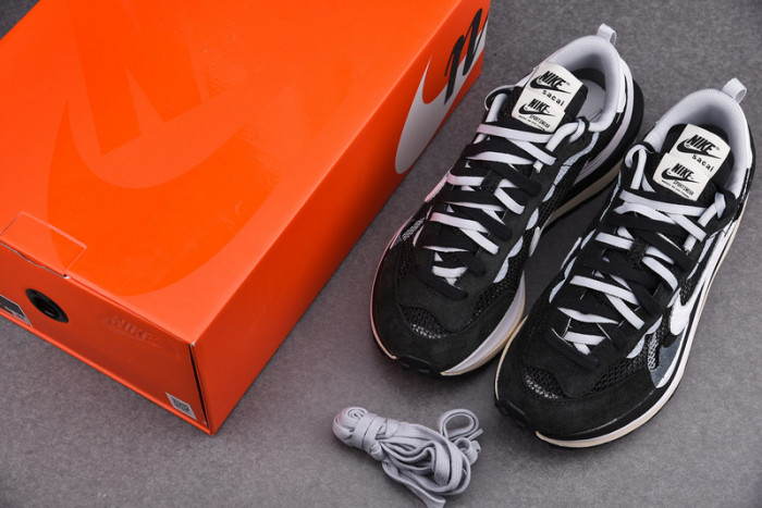 NIKE VAPORWAFFLE SACAI BLACK WHITE CV1363-001