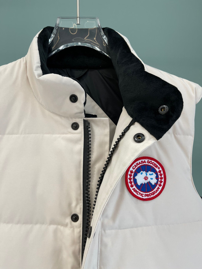 Can*a Go*e down waistcoat