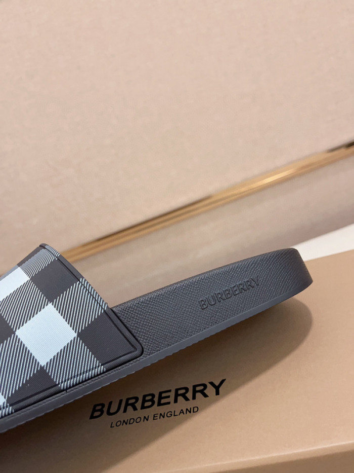 BURBERRY SLIDES