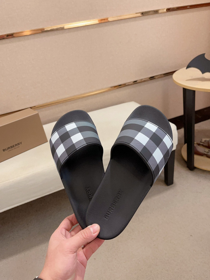 BURBERRY SLIDES