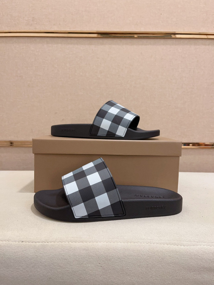 BURBERRY SLIDES