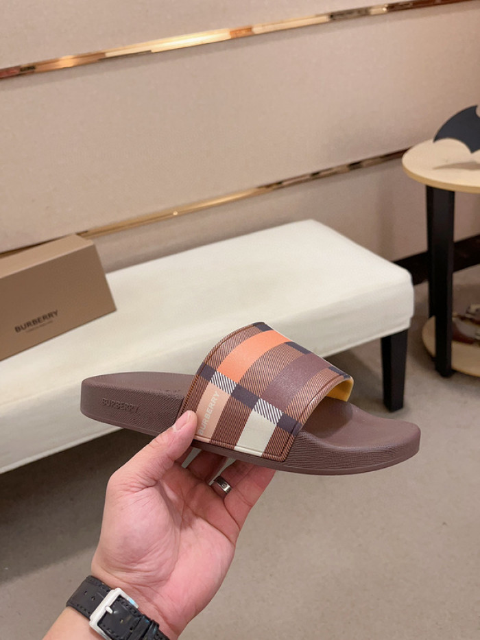 BURBERRY SLIDES