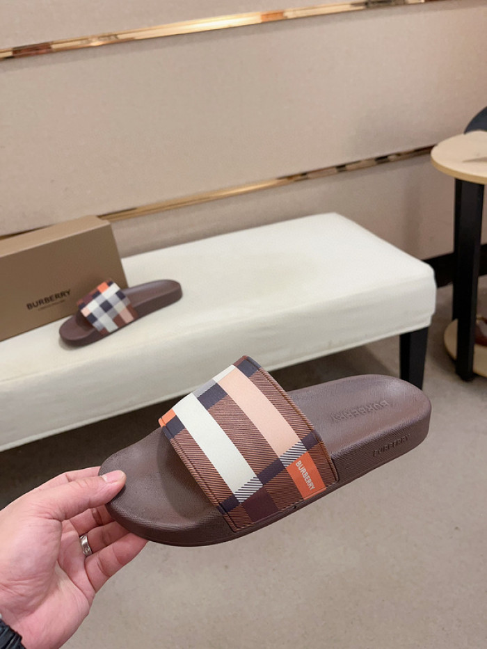 BURBERRY SLIDES
