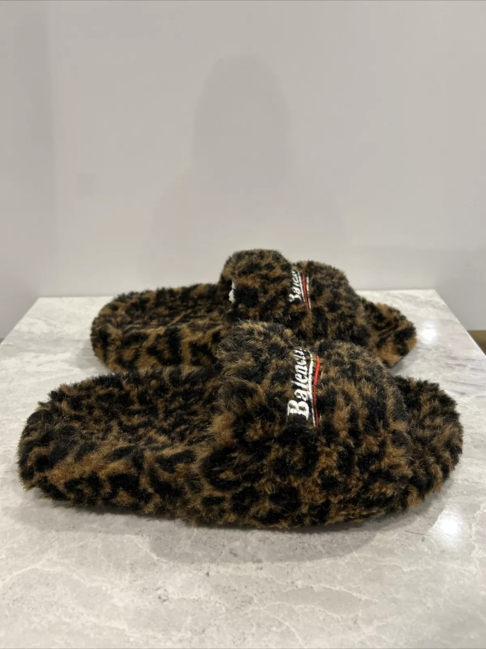 Ba*len*cia*ga furry slide sandal